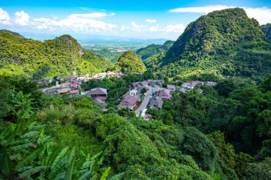 Dağ manzaralı Pha Mee köyü, Chiang Rai ili..