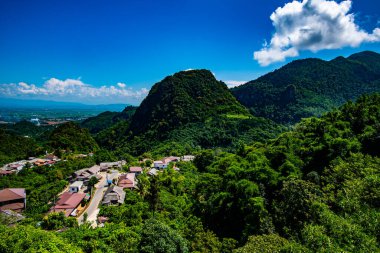 Dağ manzaralı Pha Mee köyü, Chiang Rai ili..