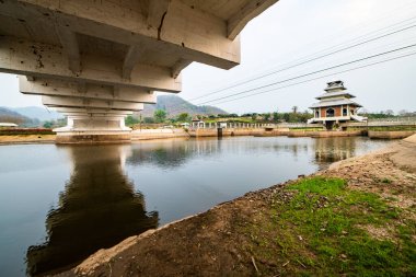 Thachompoo köprüsü veya Lamphun, Tayland 'da köy manzaralı beyaz köprü.