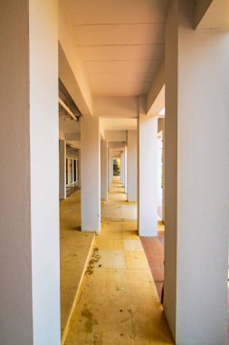 Binanın altındaki koridor, Tayland.