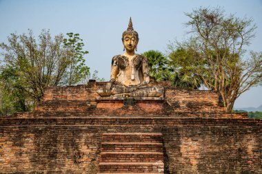 Si Satchanalai tarihi parkında antik Buda, Tayland.