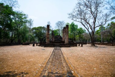 Wat Suan Kaeo Utthayan Yai tapınağı Si Satchanalai tarihi parkı, Tayland.