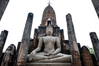 Antik Buda heykeli Phra Si Ratana Mahathat Chaliang tapınağı, Tayland.