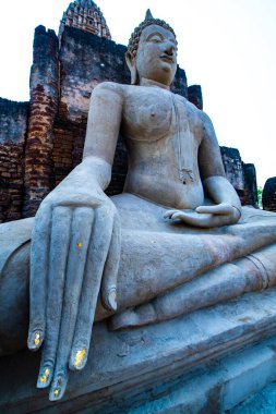 Antik Buda heykeli Phra Si Ratana Mahathat Chaliang tapınağı, Tayland.