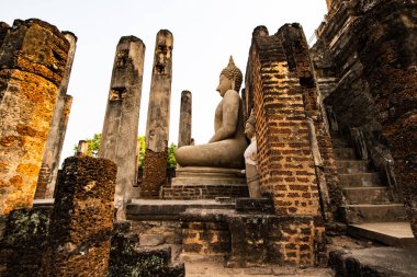 Antik Buda heykeli Phra Si Ratana Mahathat Chaliang tapınağı, Tayland.