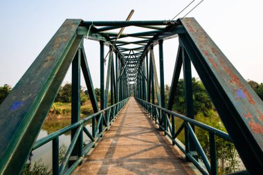 Tayland 'ın Sukhothai eyaletinde nehir üzerindeki demir köprü..