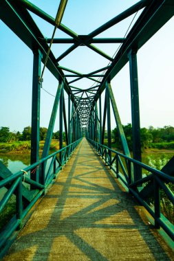 Tayland 'ın Sukhothai eyaletinde nehir üzerindeki demir köprü..