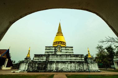 Phra Boromma 'daki antik tapınak Thung Yang tapınağı, Tayland.