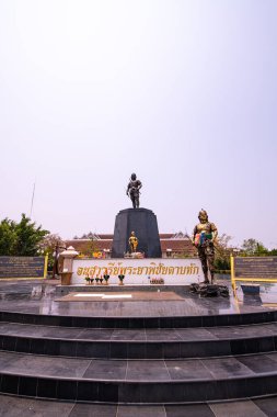 UTTARADIT, THAILAND - 6 Nisan 2019: Phraya Pichai Dab Hak Anıtı Uttaradit Belediye Binası önünde, Tayland.
