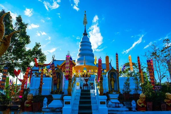 Biała Pagoda Świątyni Phrathat Doi Leng Tajlandia — Zdjęcie stockowe