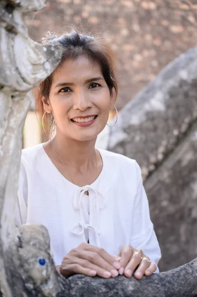 具有兰娜风格背景的泰国妇女 — 图库照片