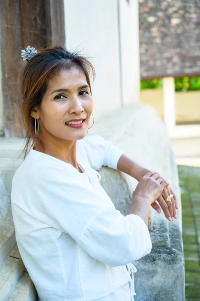 stock image Thai woman with Lanna style background, Chiang Mai.