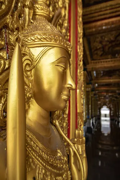 泰国Tha Sung庙宇门上的天使造型艺术 — 图库照片