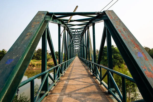 タイのスコータイ県の川にかかる鉄橋 — ストック写真