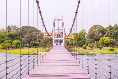 Nong Somboon Gölü, Tayland 'daki asma köprü..