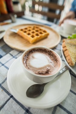 Beyaz bardakta sıcak çikolata, Tayland.
