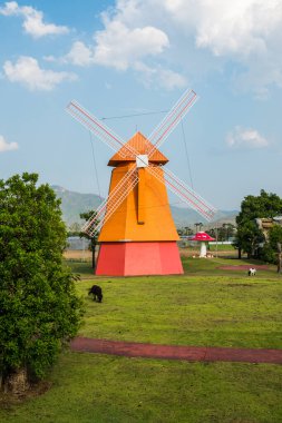 Tayland 'da, parkta güzel yel değirmeni.