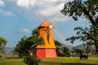 Tayland 'da, parkta güzel yel değirmeni.
