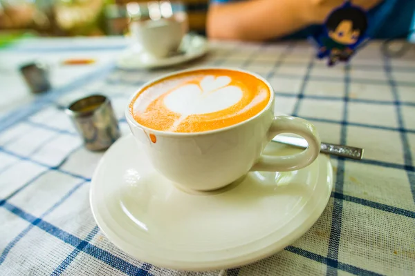 Beyaz Fincanda Güzel Sıcak Süt Çayı Tayland — Stok fotoğraf