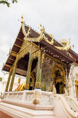 Tayland 'ın Chiangmai eyaletindeki Darabhirom Ormanı Manastırı' ndaki Lanna tarzı kilise..