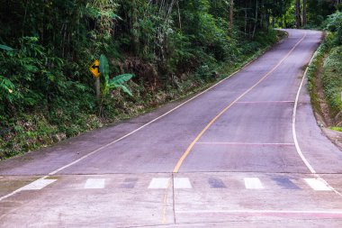 Tayland 'daki dağda küçük bir yol.