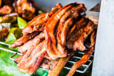 Izgarada kızartılmış domuz boynu, Tayland.