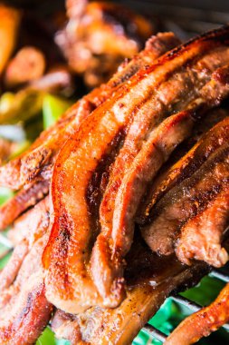 Izgarada kızartılmış domuz boynu, Tayland.