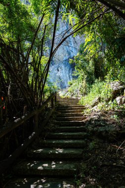 Lampang 'daki Phratupha kaya resminin turistik cazibesine giden yol.