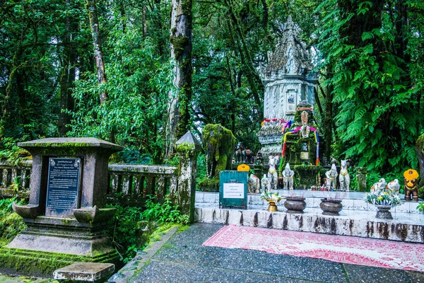 Doi Inthanon Ulusal Parkı 'ndaki Kral Inthanon Anıt Tapınağı, Tayland.