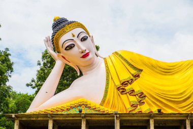 Phra 'da uzanan güzel Buda heykeli Sugkhon Khiri tapınağı, Tayland.