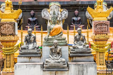 Antik Buda heykeli ve keşiş heykeli Phra 'da Suthon Mongkhon Khiri tapınağı, Tayland.