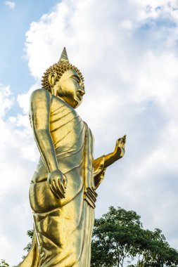 Phra 'da yürüyen Buda heykeli. Tayland' daki Khao Noi tapınağı..