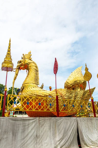 Himmapan yaratık heykeli Phra 'da Suthon Mongkhon Khiri tapınağı, Tayland.