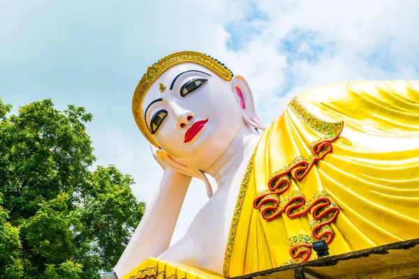 Phra 'da uzanan güzel Buda heykeli Sugkhon Khiri tapınağı, Tayland.