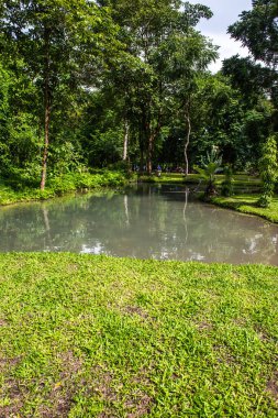 Buatong 'daki su birikintisi ve Tayland' daki Jedsee çeşme parkı..