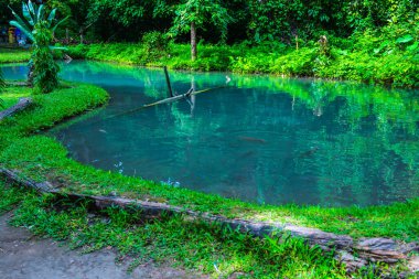 Buatong 'daki su birikintisi ve Tayland' daki Jedsee çeşme parkı..