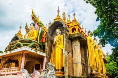 Phra 'daki ayakta duran Buda heykeli Suthon Mongkhon Khiri tapınağı, Tayland.