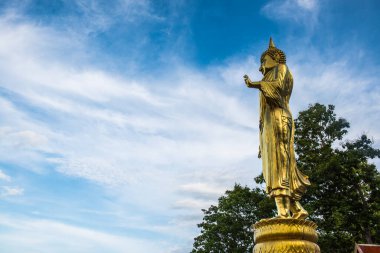 Phra 'da yürüyen Buda heykeli. Tayland' daki Khao Noi tapınağı..