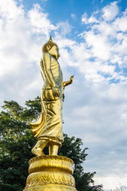 Phra 'da yürüyen Buda heykeli. Tayland' daki Khao Noi tapınağı..