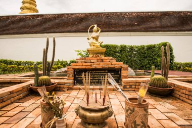 Toprak Ana 'nın heykeli saçını kıvırıyor, Tayland.