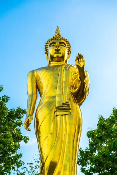 Περπάτημα Άγαλμα Buddha Στο Phra Ότι Khao Noi Ναό Ταϊλάνδη — Φωτογραφία Αρχείου