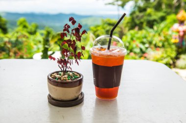 Masada buzlu limon çayı olan küçük bir bitki, Tayland.