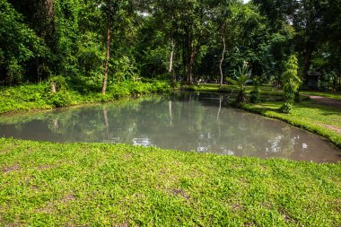 Buatong 'daki su birikintisi ve Tayland' daki Jedsee çeşme parkı..