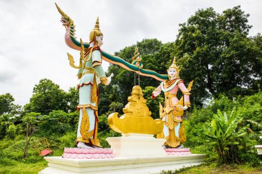 Tayland 'daki Suthon Mongkhon Khiri Tapınağı' ndaki Erkek Melek Heykeli.