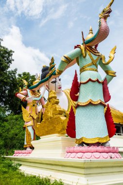 Tayland 'daki Suthon Mongkhon Khiri Tapınağı' ndaki Erkek Melek Heykeli.