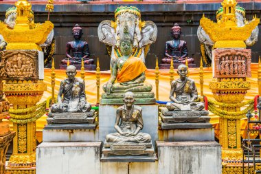 Antik Buda heykeli ve keşiş heykeli Phra 'da Suthon Mongkhon Khiri tapınağı, Tayland.