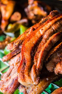 Izgarada kızartılmış domuz boynu, Tayland.