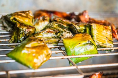 Izgara mayalanmış domuz eti ve muz yaprağı ızgara, Tayland.