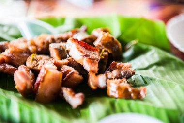 Tayland 'da muz yaprağında kömür kaynayan domuz boynu..