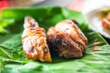 Tayland 'da muz yaprağında ızgara tavuk..